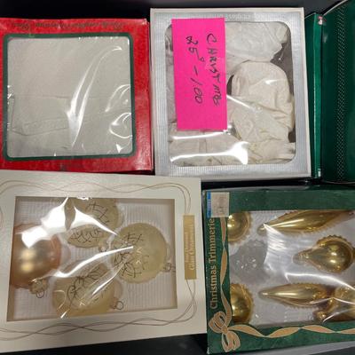 Tote of gold bulbs