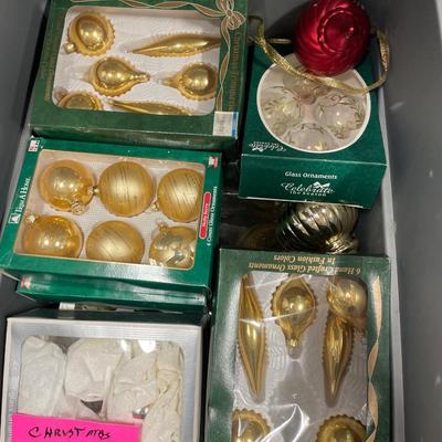 Tote of gold bulbs