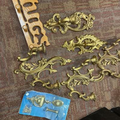 Gold decor and mugs holder