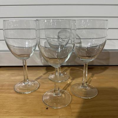 Set of 4 wine glasses