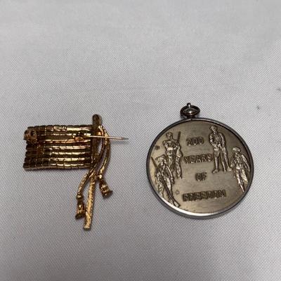 Vintage Folding Sports Glasses and Other Collectibles (ST-DZ)