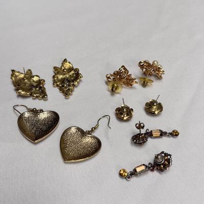 Collection of Complimentary Earrings (ST-DZ)