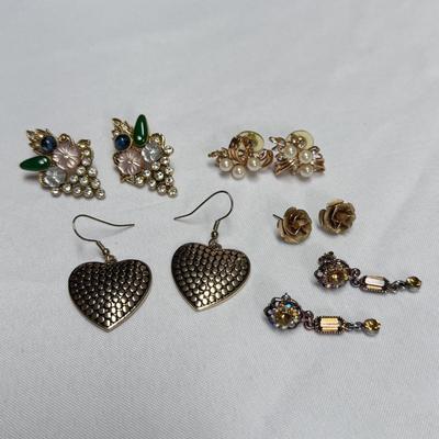 Collection of Complimentary Earrings (ST-DZ)