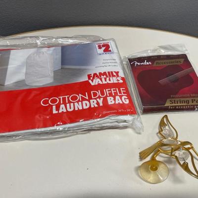 Guitar strings, laundry bag with hummingbird