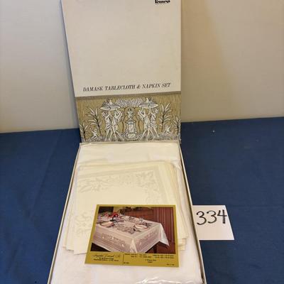 Vintage Tablecloth Set