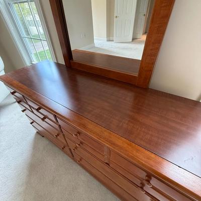 Excellent condition 6 drawer dresser with mirror