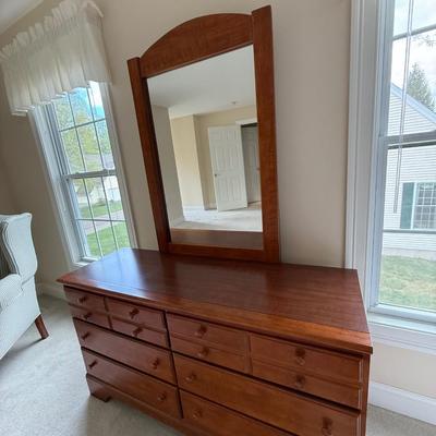 Excellent condition 6 drawer dresser with mirror