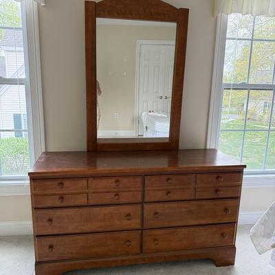 Excellent condition 6 drawer dresser with mirror