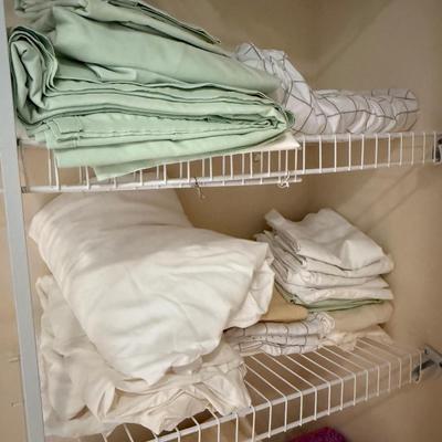 Lot of sheets, pillow cases and mattress covers