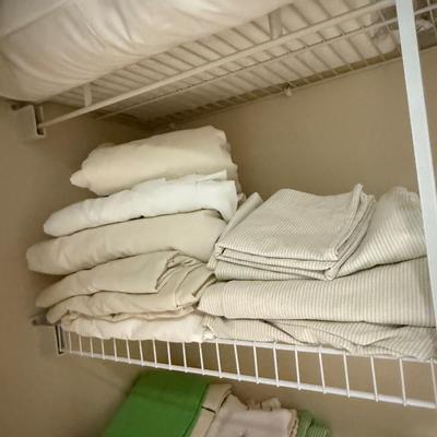 Lot of sheets, pillow cases and mattress covers