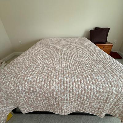 Pretty pink and white queen quilt