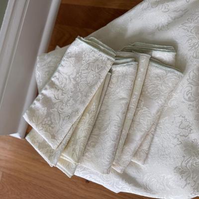 Light green tablecloth and napkins