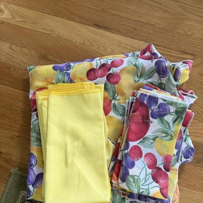 Oval tablecloth with two matching sets of napkins