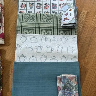 Four sets of placemats and two sets of napkins