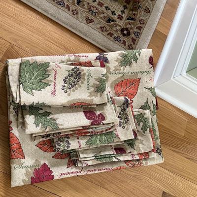 Autumn season tablecloth (80 inch) and napkins