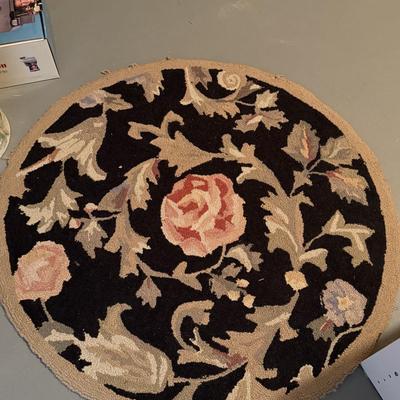 3’ round black floral Safavieh rug