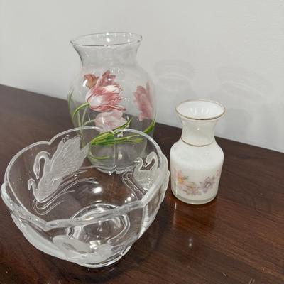 Gorgeous glass swan bowl with white and glass floral vases