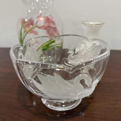 Gorgeous glass swan bowl with white and glass floral vases