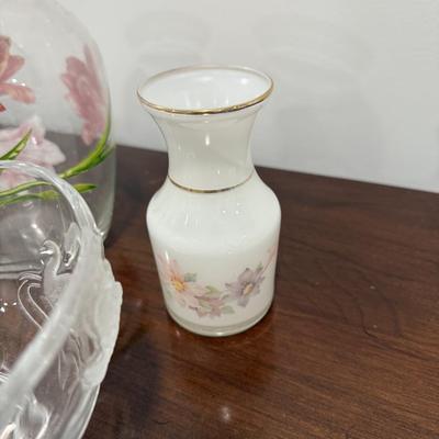 Gorgeous glass swan bowl with white and glass floral vases