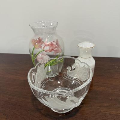 Gorgeous glass swan bowl with white and glass floral vases