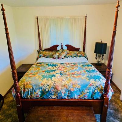 4 post Queen Bed w/ Covers