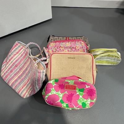 5 pretty travel/cosmetic bags and one purse