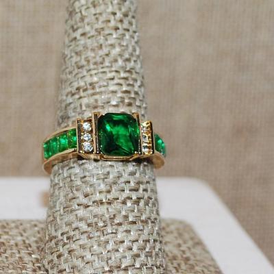 Size 8½ Marked .925 Beautiful GREEN Beveled Rectangle Stone Ring with GREEN Side "Panels" & 6 Side Clear Stone Accents on a...