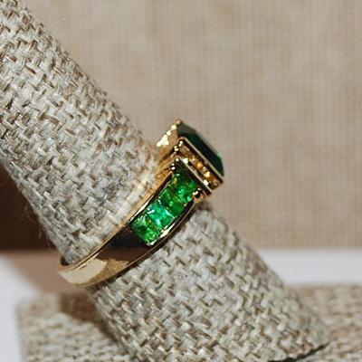 Size 8½ Marked .925 Beautiful GREEN Beveled Rectangle Stone Ring with GREEN Side "Panels" & 6 Side Clear Stone Accents on a...