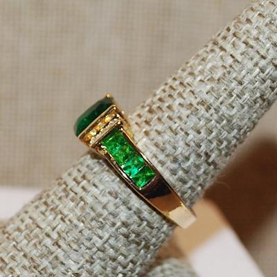 Size 8½ Marked .925 Beautiful GREEN Beveled Rectangle Stone Ring with GREEN Side "Panels" & 6 Side Clear Stone Accents on a...