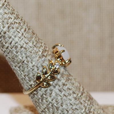 Size 8 Round Iridescent WHITE Opal-Style Ring with Side "Branch" Accents on a Gold Tone Band (2.4g)