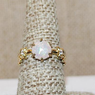 Size 8 Round Iridescent WHITE Opal-Style Ring with Side "Branch" Accents on a Gold Tone Band (2.4g)