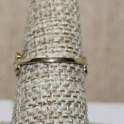 Size 8 Round Iridescent WHITE Opal-Style Ring with Side "Branch" Accents on a Gold Tone Band (2.4g)