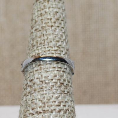 Size 6 Marked .925 Tiny Group of 4 Stones Ring on a Graphic Flowered Silver Band (2.1g)