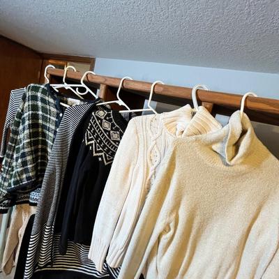 Lot 99 Womens sweaters