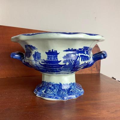 DR1539 20th Century Ironstone Blue Willow Pedestal Bowl