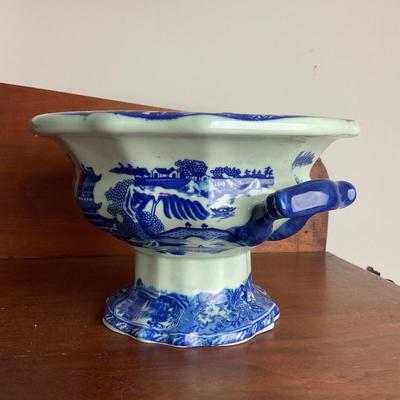 DR1539 20th Century Ironstone Blue Willow Pedestal Bowl