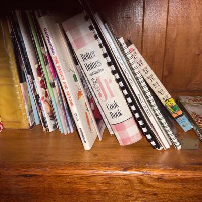 UH1532 Large Lot of Vintage and New Cookbooks