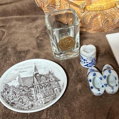Lot 124 Lot of souveneir china
