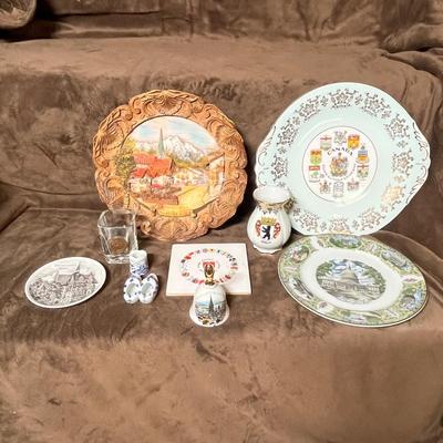 Lot 124 Lot of souveneir china