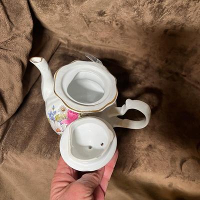 Lot 125 2 tea pots and a water pitcher (English)