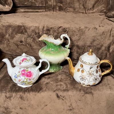 Lot 125 2 tea pots and a water pitcher (English)