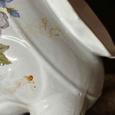 Lot 125 2 tea pots and a water pitcher (English)