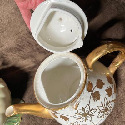 Lot 125 2 tea pots and a water pitcher (English)