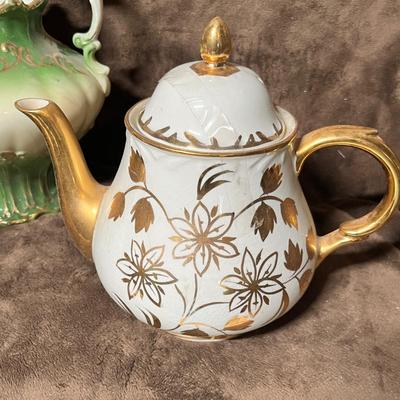 Lot 125 2 tea pots and a water pitcher (English)