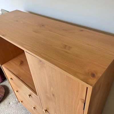 Ridgewood Charleswood 3-Drawer maple Dresser w Cabinet
