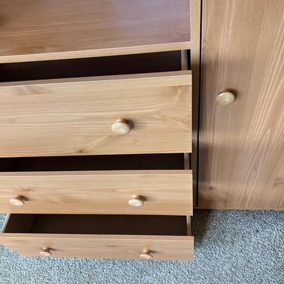 Ridgewood Charleswood 3-Drawer maple Dresser w Cabinet
