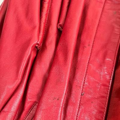 Lot 137 4 leather jackets, 1 leather pants