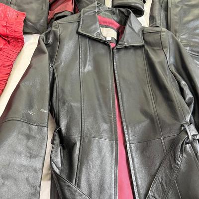 Lot 137 4 leather jackets, 1 leather pants