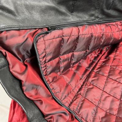 Lot 137 4 leather jackets, 1 leather pants