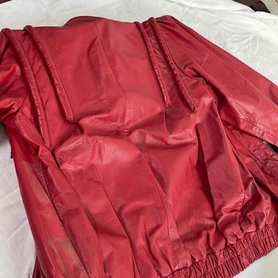 Lot 137 4 leather jackets, 1 leather pants